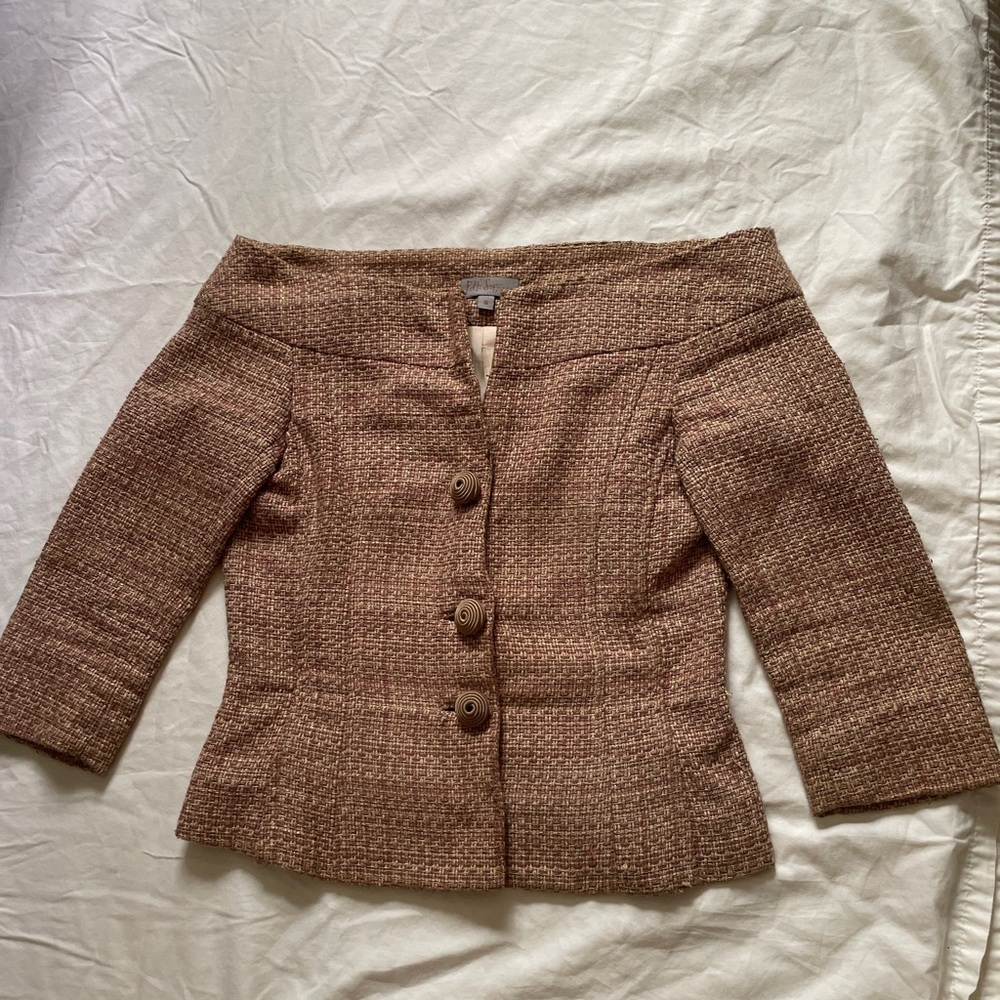 Vintage-look cute & flattering designer short and slightly flared light top